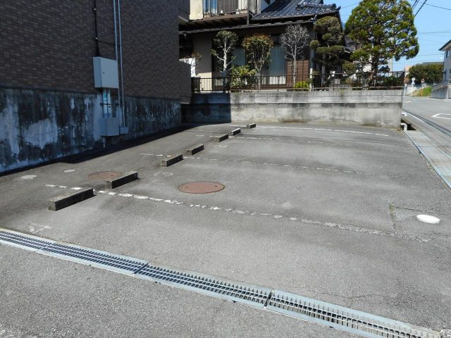 メゾンイナバBの駐車場