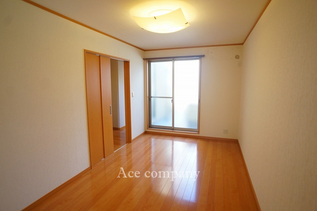 【寝室】 | 東大阪市若江東町1丁目 | 【2階：洋室7.5帖】バルコニーに面したお部屋です☆