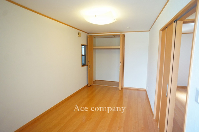【寝室】 | 東大阪市若江東町1丁目 | 【2階：洋室7.5帖】クローゼット完備です♪