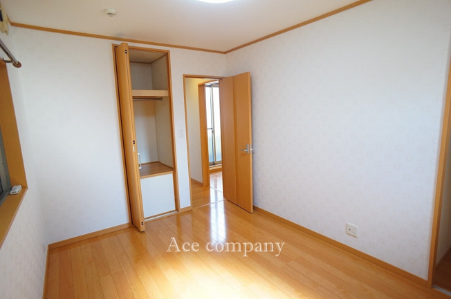 【子供部屋】 | 東大阪市若江東町1丁目 | 【2階：西側洋室6帖】2ヶ所に収納完備です♪