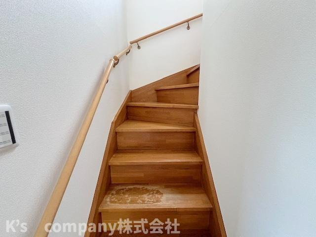 ◎茅ヶ崎市西久保　中古戸建の内装|手すり付き階段♪