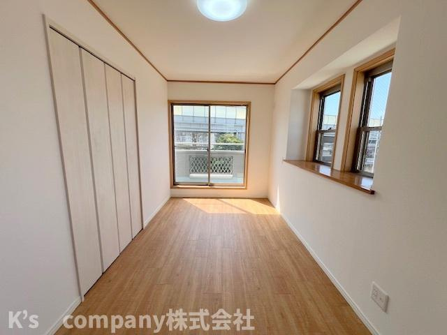 ◎茅ヶ崎市西久保　中古戸建の洋室|収納もあり窓からの日差しやバルコニーからの心地よい空気が入り込む居室◇◇