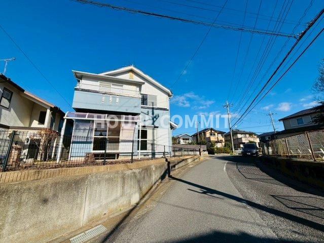 中古戸建ての前面道路含む現地写真
