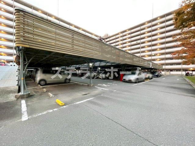 旭コーポ A棟の駐車場|駐車場があるので、車を買う予定の方も安心です