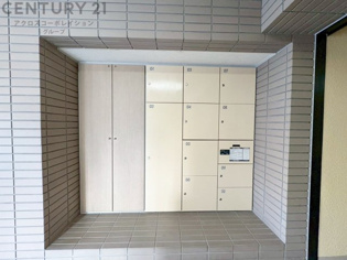 宅配ボックスは荷物の受け取りや配達が便利で安全です。不在時でも荷物が確保され、盗難や損傷のリスクが減少。受け取り時間の柔軟性が向上。外出先からでも荷物の受け取りや預けが可能となります。
