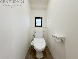 温水洗浄便座付トイレは温水洗浄機能により、暖かい水でおしりを洗浄することができ、冷たい水を使う従来の便座に比べ、温水洗浄機能で暖かいトイレを提供し、快適な使用を可能にします。
