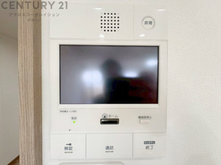 訪問者が来たときにテレビ画面で確認できるため、安心してドアを開けられます。録画機能があるものもあり、留守中に来訪者を記録しておくことができます。利便性が高く、セキュリティ面でも安心です。
