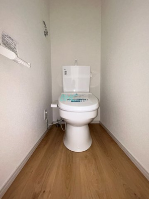 【トイレ】 | 本宮２丁目分譲１区画１期１号地 | シンプルでシャープなフォルムは、そのデザイン性だけでなく汚れが拭きやすくお手入れ簡単です。