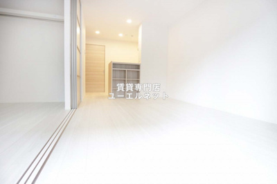 【居間・リビング】 | ラ・パーチェ江坂１ | ゆったりとくつろげる、落ち着きのある居室空間です