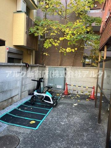 メゾン・ド・モナークの駐車場