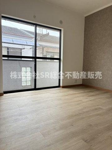 加納8丁目　中古戸建の寝室|大きい窓の開放感が心地よいお部屋は寝室にいかがでしょうか？