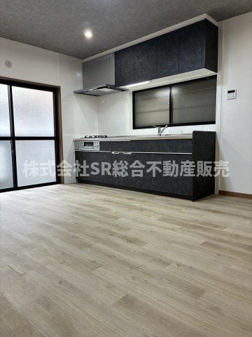 加納8丁目　中古戸建の居間・リビング|ご家族団欒のリビング！隣の洋室と繋げて16帖のスペースとしてお使いいただくことも可能です！