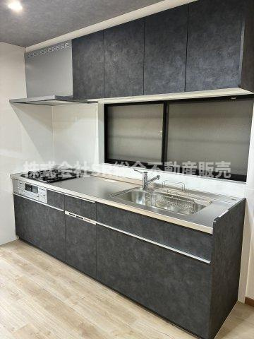 加納8丁目　中古戸建のキッチン|新調されたばかりのシステムキッチンは３口コンロに食洗機付き！