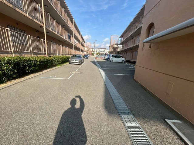 ハイツ東朝霧の駐車場