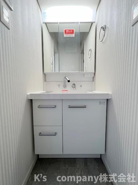 高座郡寒川町一之宮5丁目　中古戸建の独立洗面台|三面鏡の内側には小物収納が充実しています◇