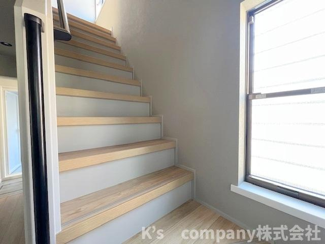 高座郡寒川町一之宮5丁目　中古戸建の内装|手すり付きの階段☆小さいお子様やご年配にも優しい仕様☆