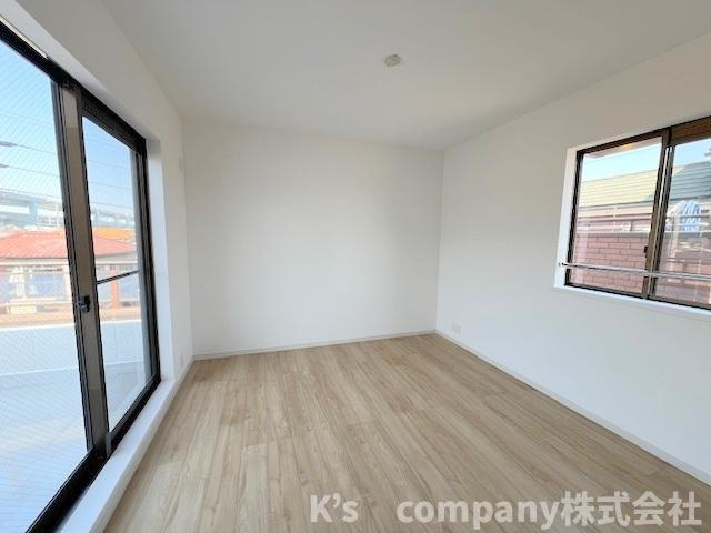 高座郡寒川町一之宮5丁目　中古戸建の洋室|洋室6.7帖◇バルコニーに出入りできるお部屋です◇