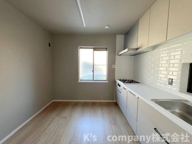 高座郡寒川町一之宮5丁目　中古戸建のキッチン|キッチン後方にはゆとりのある空間があり、食器棚や冷蔵庫などのスペースが確保されています♪