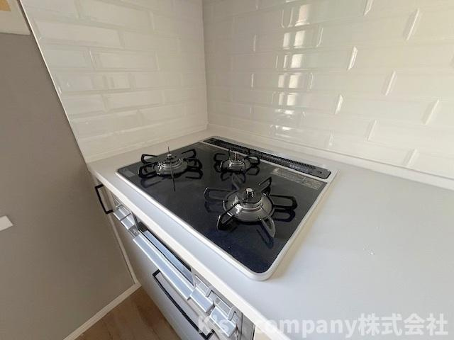 高座郡寒川町一之宮5丁目　中古戸建のキッチン|三口ガスコンロでお料理の幅が広がります♪