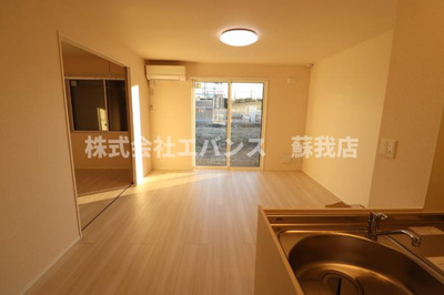 【居間・リビング】 | メゾン・グランシャリオ | こちらの居間で趣味の時間をお楽しみください