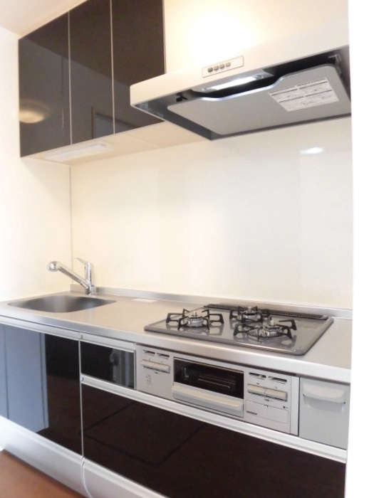 エントラール　Ａのキッチン|3口コンロ・グリル付きの使いやすいシステムキッチンです♪