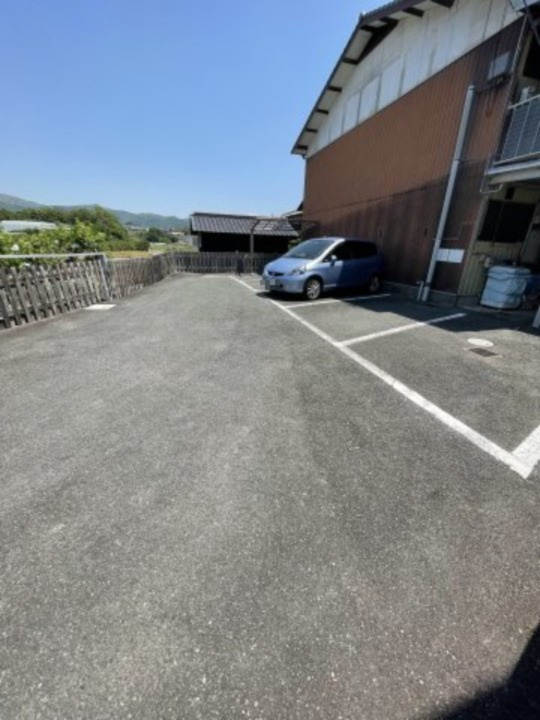 アパート水小屋の駐車場