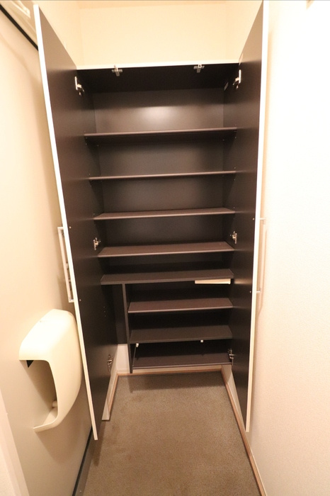 ラトンラヴ―ル　Ⅱ番館の玄関|シューズボックス付きの玄関です☆