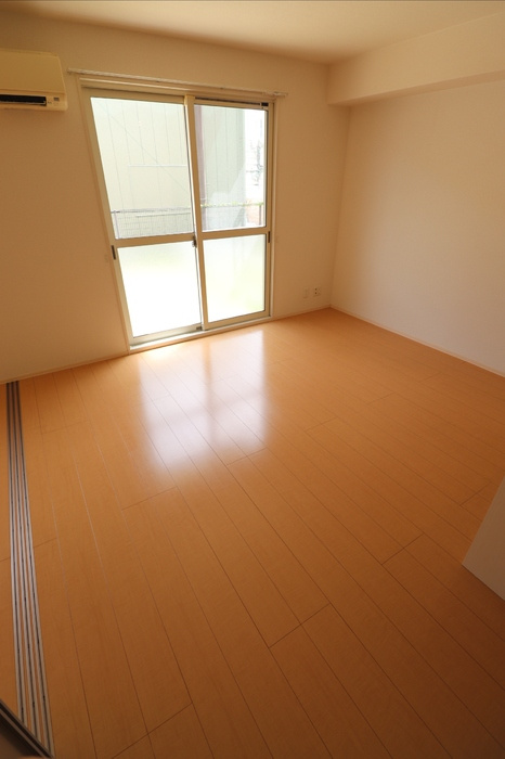 ラトンラヴ―ル　Ⅱ番館の寝室|クローゼット付の洋室です☆