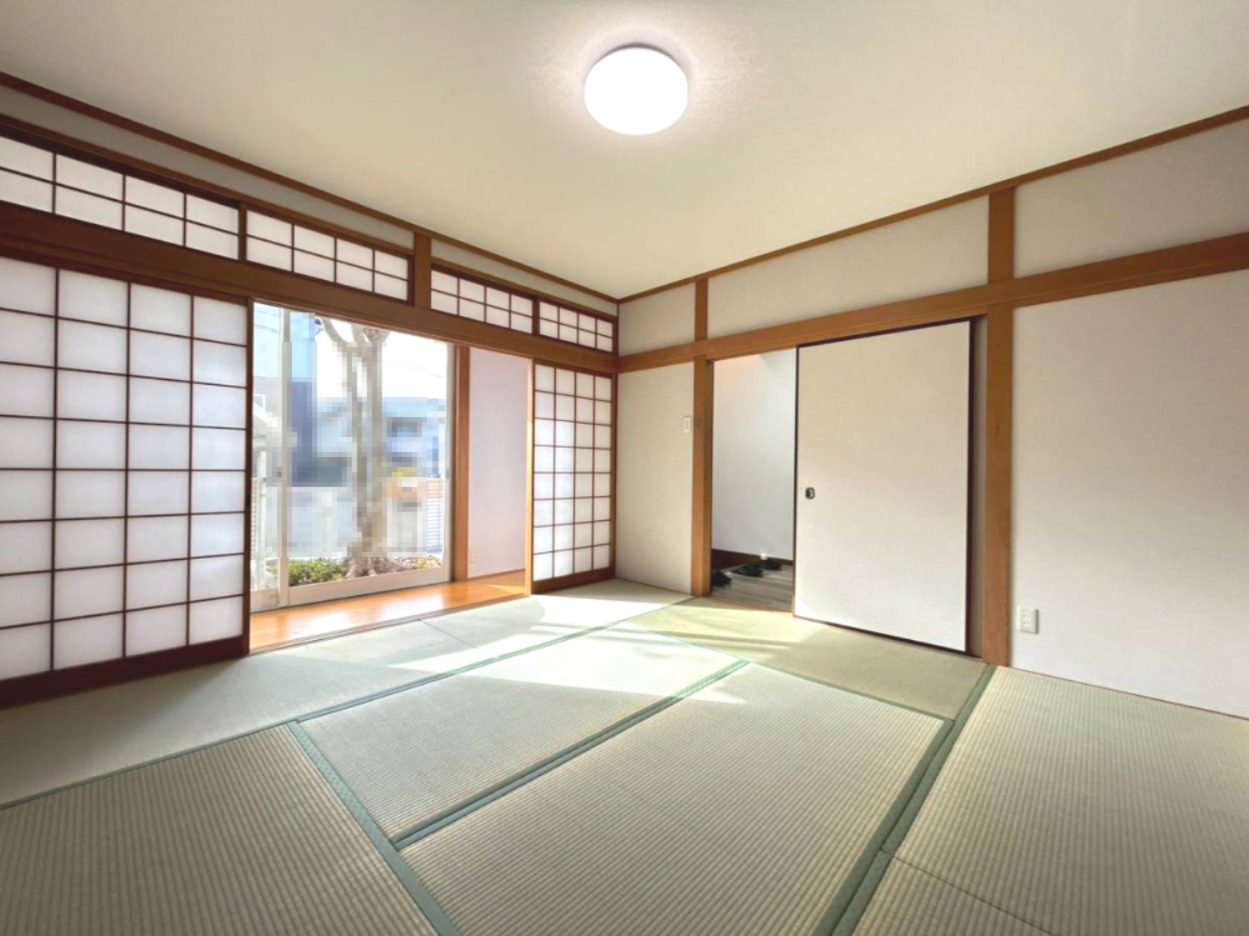 亀岡市南つつじヶ丘桜台1丁目の和室|陽光差し込む縁側のある和室。最近ではなかなかない造りです。中古物件ならではの良さではないでしょうか。