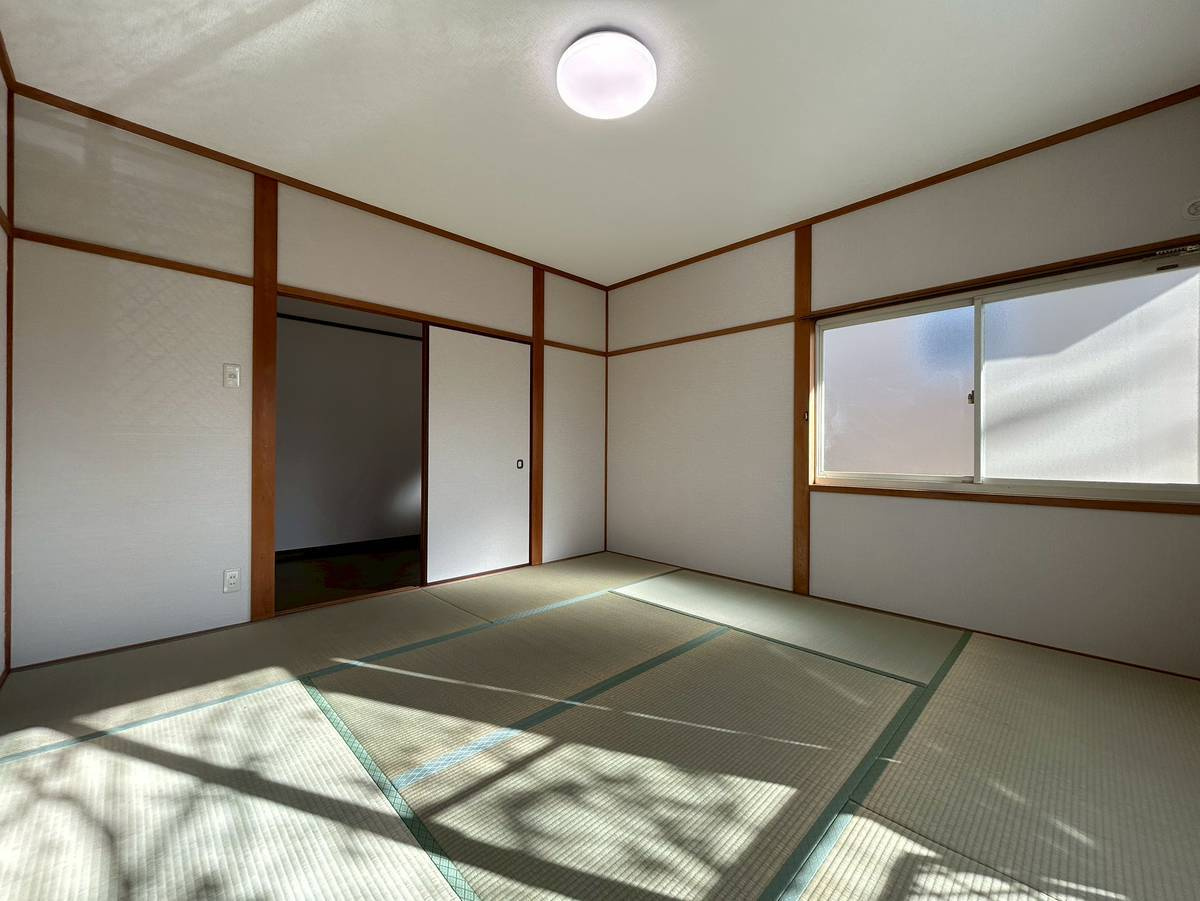 【価格改定】亀岡市南つつじヶ丘桜台1丁目の和室|2階の和室には、約3帖の納戸がついています。大きな荷物も楽々収納できます。