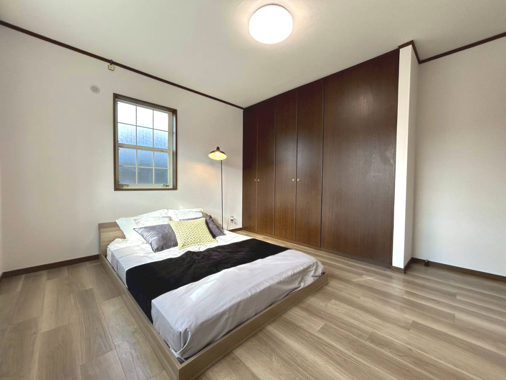 【価格改定】亀岡市南つつじヶ丘桜台1丁目の洋室|2階洋室、約8帖、天井高の収納付き。寝室や個室にぴったりです。