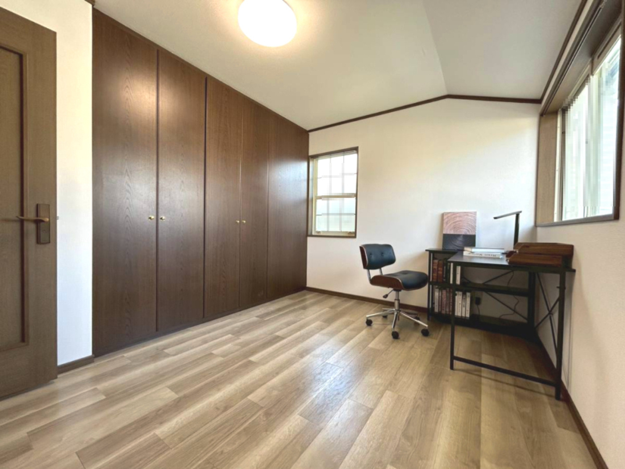 【価格改定】亀岡市南つつじヶ丘桜台1丁目の洋室|2階洋室、約6帖。2面採光につき、明るさも十分です。天井高のクローゼットがあり、衣類などをすっきりと仕舞えます。