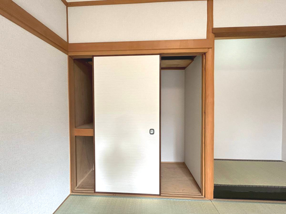 【価格改定】亀岡市南つつじヶ丘桜台1丁目の収納|1階和室の押し入れ。横には床の間があり、雛飾りや調度品を品良く飾ることができます。