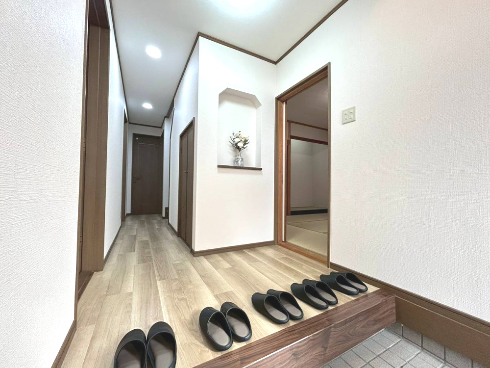 【価格改定】亀岡市南つつじヶ丘桜台1丁目の玄関|広々とした明るい玄関です。