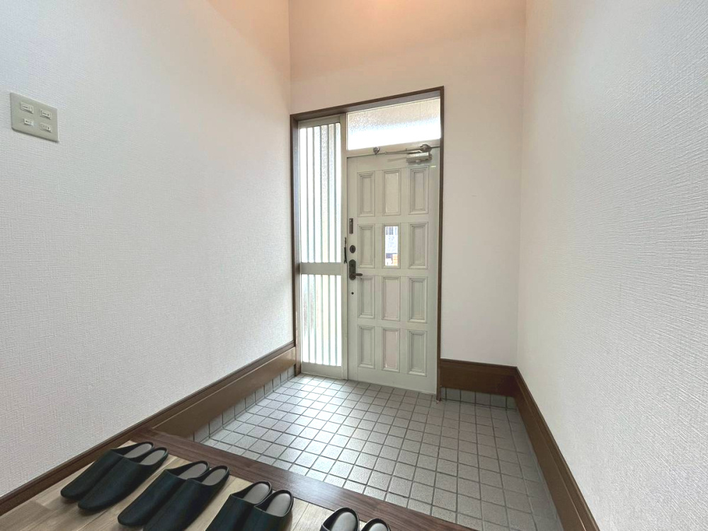 【価格改定】亀岡市南つつじヶ丘桜台1丁目の玄関|玄関土間はタイル貼りなので、汚れても水洗いができます。