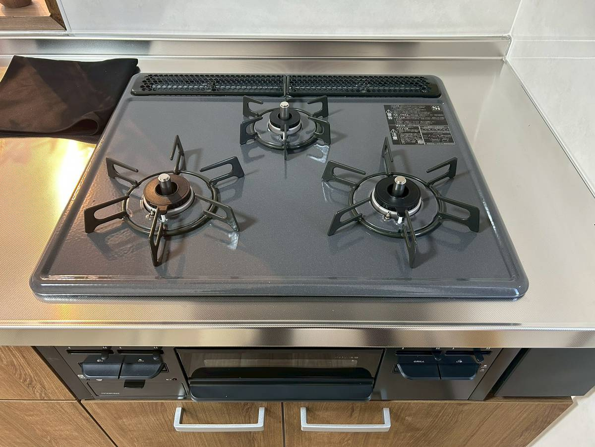 【価格改定】亀岡市南つつじヶ丘桜台1丁目のキッチン|3つ口のガスコンロは複数の調理を同時にでき、重宝します。