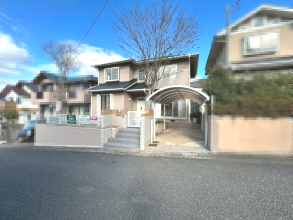 亀岡市南つつじヶ丘桜台1丁目の外観|前道は約6.0m、運転が苦手な方も駐車が楽です。落ち着いた雰囲気の住宅地です。