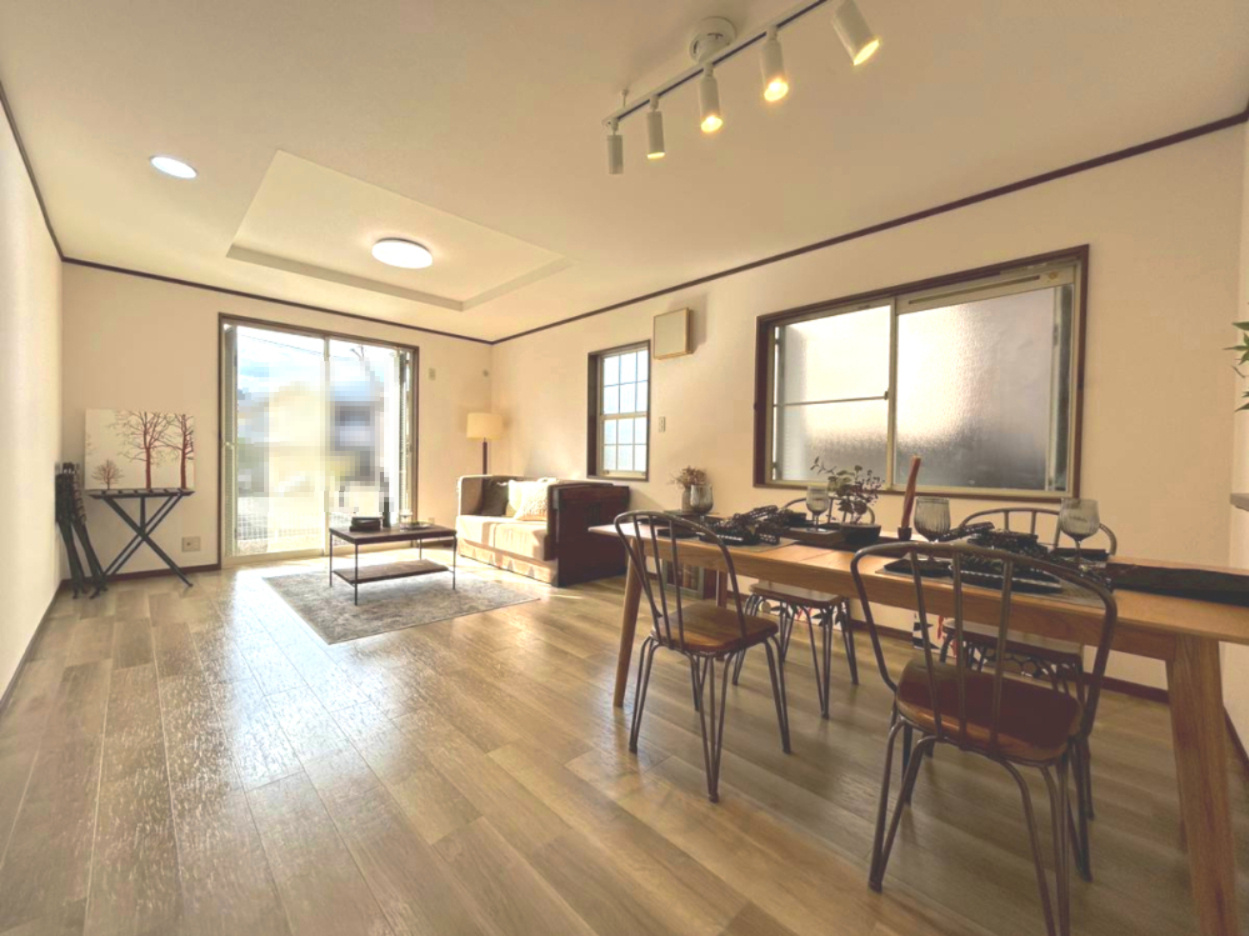 【価格改定】亀岡市南つつじヶ丘桜台1丁目の居間・リビング|リビングダイニングは約13.0帖。落ち着いた色調の床材で、お好きなコーディネートを楽しめます。