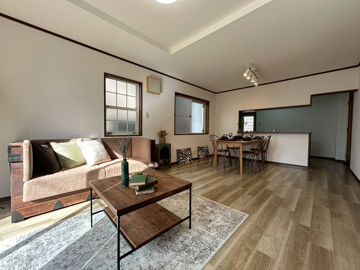 【価格改定】亀岡市南つつじヶ丘桜台1丁目の居間・リビング|折り上げ天井や出窓があり、豪華な印象です。