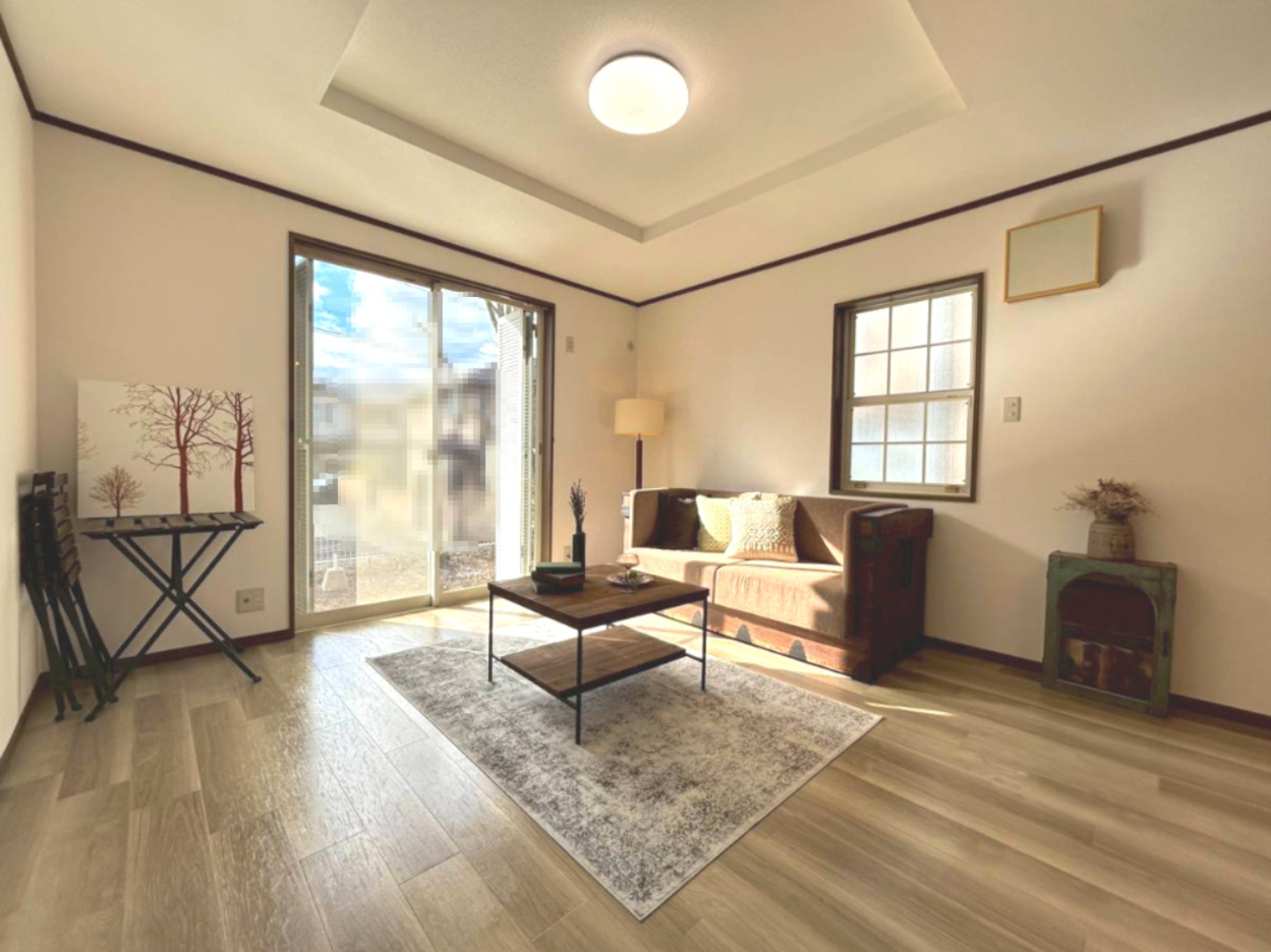 【価格改定】亀岡市南つつじヶ丘桜台1丁目の居間・リビング|クロスや床もリフォーム済みのため、気持ちよく新生活をスタートいただけます。