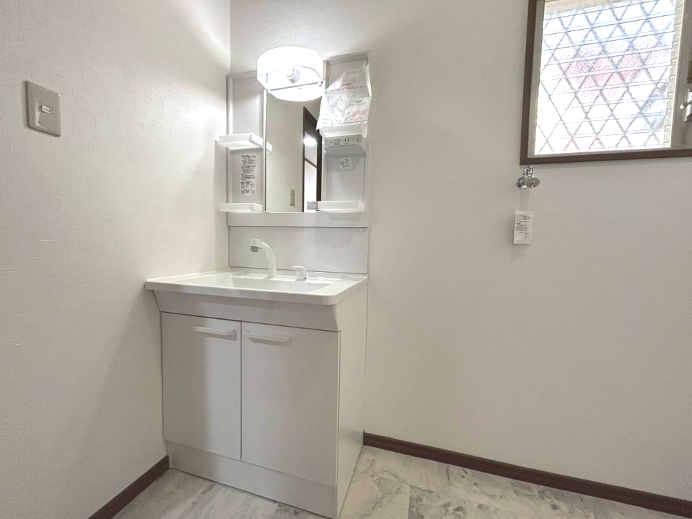 亀岡市南つつじヶ丘桜台1丁目の洗面所|洗面化粧台も新品に交換済み、洗髪に便利なシャワー水栓機能付きです。