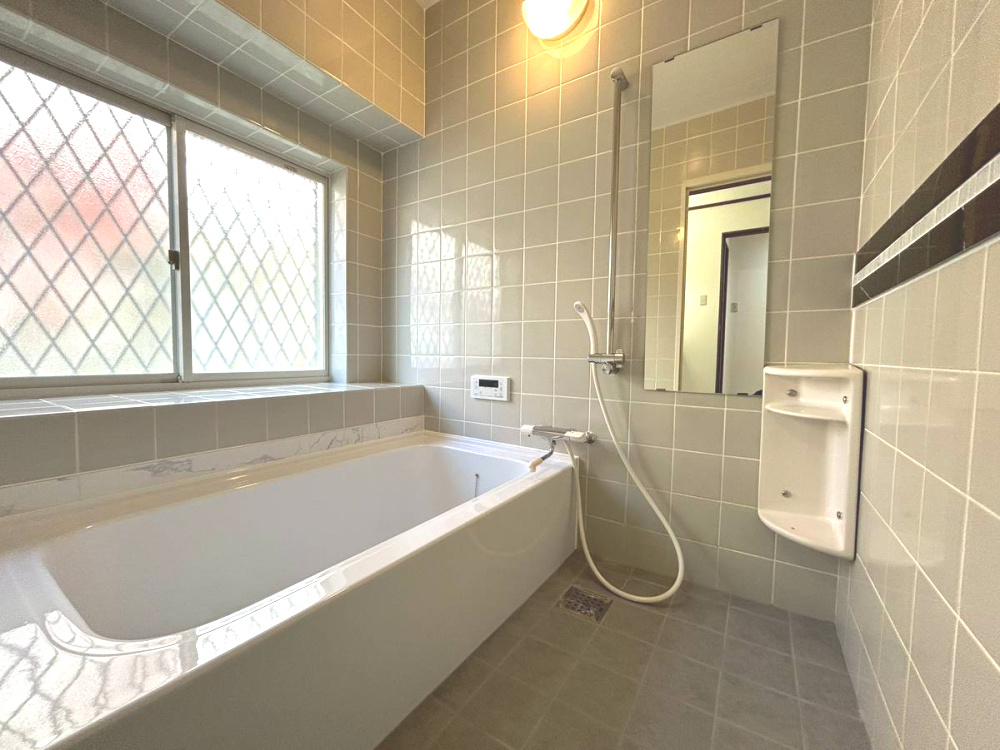 亀岡市南つつじヶ丘桜台1丁目の浴室|浴槽入れ替え済みにつき、気持ちよく湯舟に浸かって、疲れを癒していただけます。