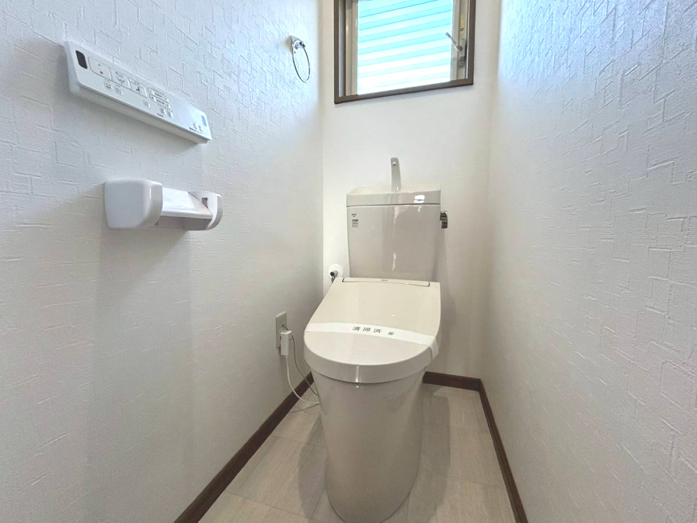 【価格改定】亀岡市南つつじヶ丘桜台1丁目のトイレ|窓のあるトイレは換気ができ、採光もとれるため、気持ちよくお使いいただけます。