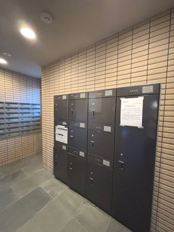 シャトレ愛松稲沢Ⅶの設備|宅配ボックスがありますので、不在時でも荷物を受け取れます。
