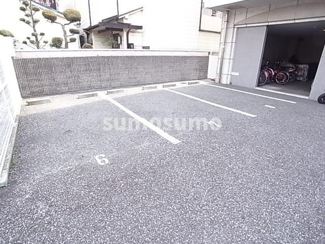 アクティ塚口の駐車場