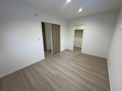 【洋室】 | 中城南上原Ⅱ（全3棟）RC造新築平屋ラスト2号棟 | 2号棟　洋室7.7帖＋WIC2.5帖付き♪