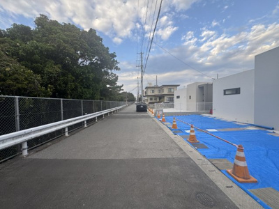 【前面道路含む現地写真】 | 中城南上原Ⅱ（全3棟）RC造新築平屋ラスト2号棟 | ※北西側公道5.5m♪
