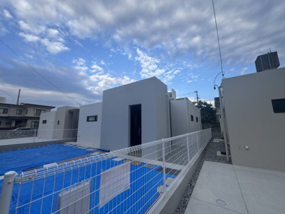 【外観】 | 中城南上原Ⅱ（全3棟）RC造新築平屋ラスト2号棟 | 2号棟　並列駐車4台可♪