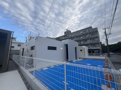 【外観】 | 中城南上原Ⅱ（全3棟）RC造新築平屋ラスト2号棟 | 2号棟　並列駐車4台完備♪