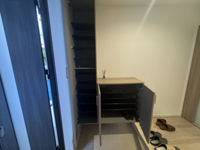 【玄関】 | 中城南上原Ⅱ（全3棟）RC造新築平屋ラスト2号棟 | 2号棟　十分な収納付き玄関♪